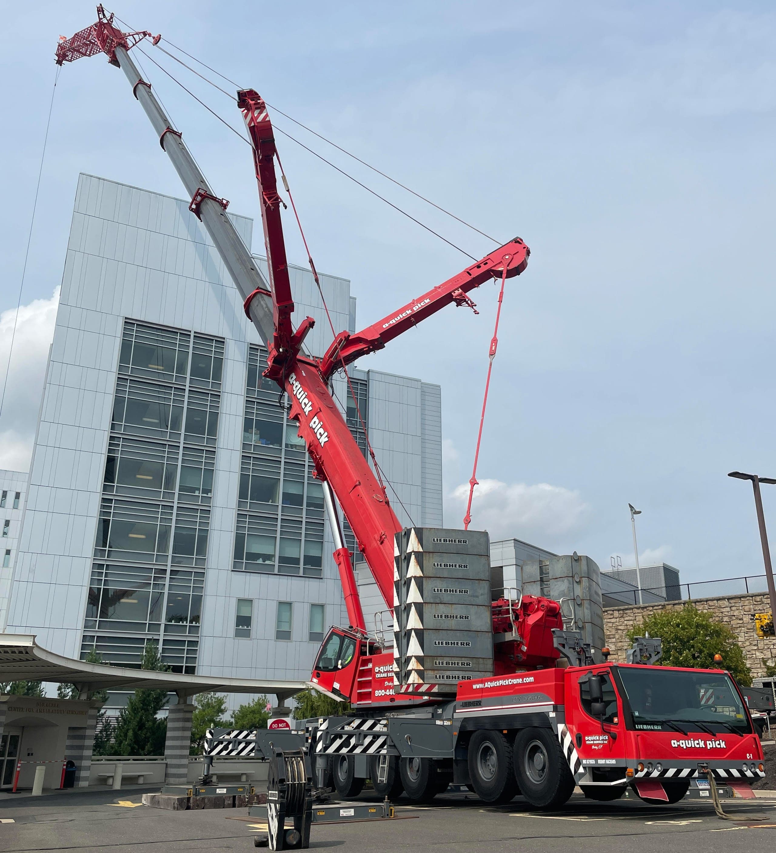 Quick Pick self-erecting tower crane on jobsite