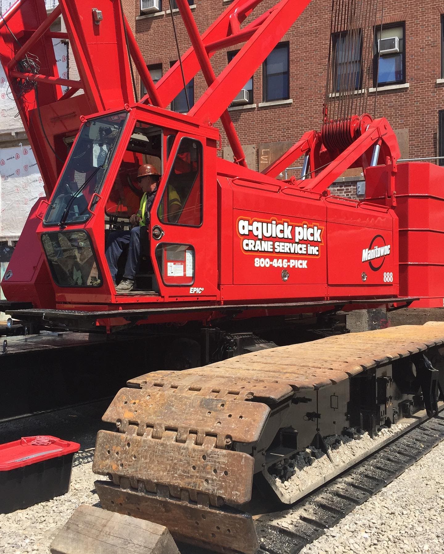 Quick Pick rigging crew on jobsite